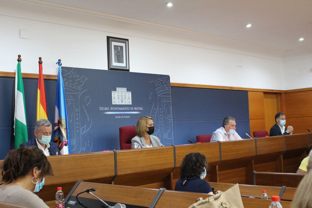 La alcaldesa de Motril, Luisa García Chamorro, preside el pleno municipal