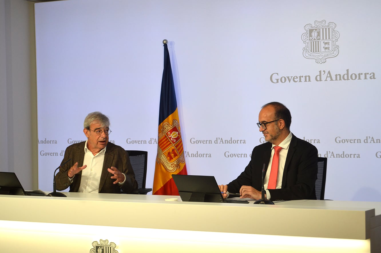 El ministre de Relacions Institucionals, Educació i Universitats, Ladislau Baró, i el director del departament de Sistemes Educatius i Relacions Internacionals, Albert Maluquer, en la presentació de la 40a Universitat d'Estiu i Tardor d'Andorra.