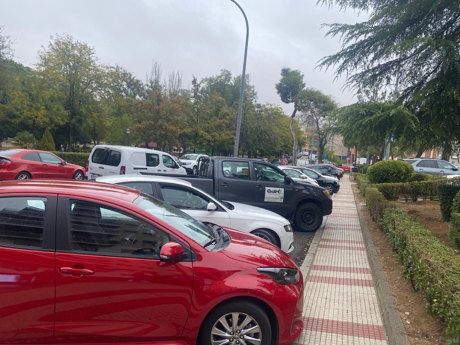 Acera paralela al aparcamiento del asilo