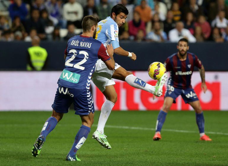 Raúl Navas defiende un dispiaro del malacitano Miguel Torres.