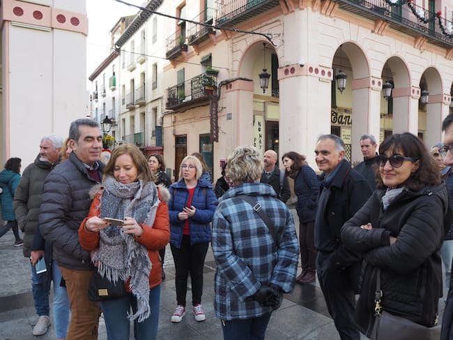Turistas visitando el Casco Antiguo de Huesca