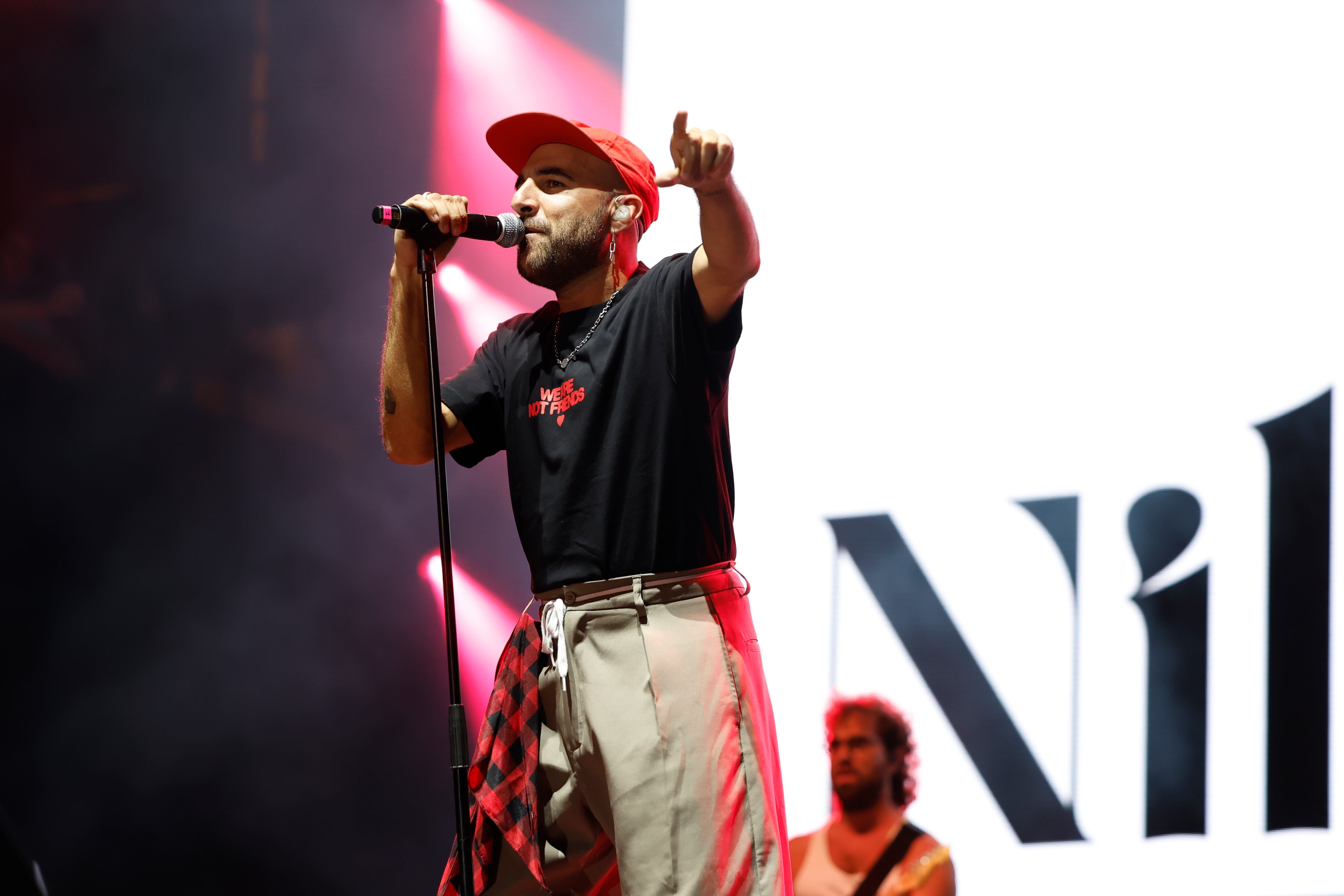 ZARAGOZA, 10/10/2025.- El músico y cantante Nil Moliner durante su actuación hoy viernes en el festival ´Los 40 Pop´ que se celebra en la plaza del Pilar de Zaragoza. EFE / Javier Cebollada.