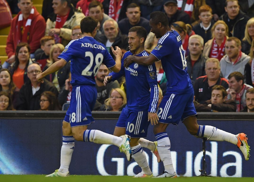 Hazard recibe la felicitación de Azpilicueta y Obi Mikel tras un gol con el Chelsea.