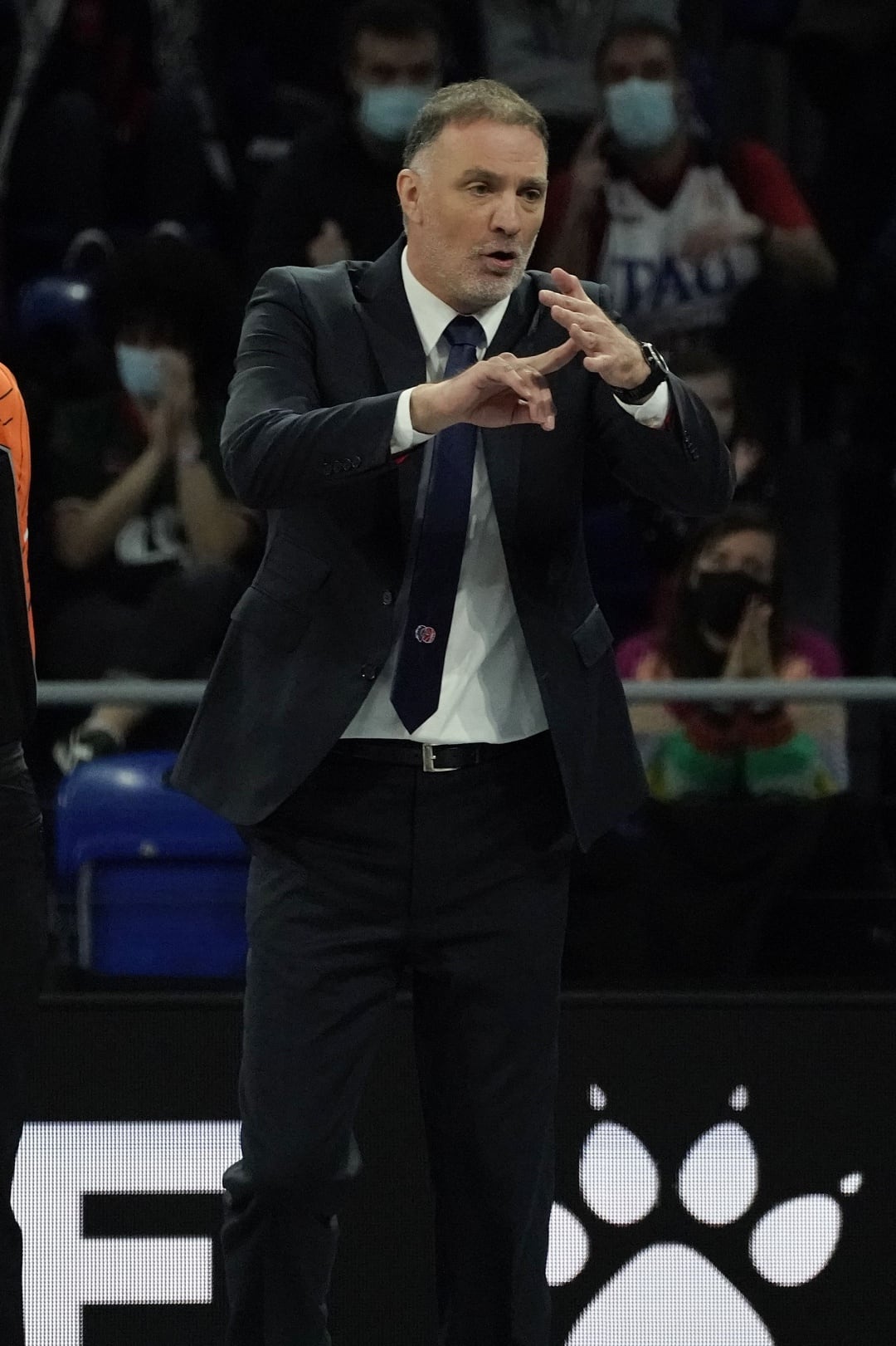 El técnico de Rio Breogan, Javier López, durante el partido de la liga Endesa de baloncesto que han disputado este domingo frente a Baskonia en el pabellón Fernando Buesa de Vitoria EFE L. Rico