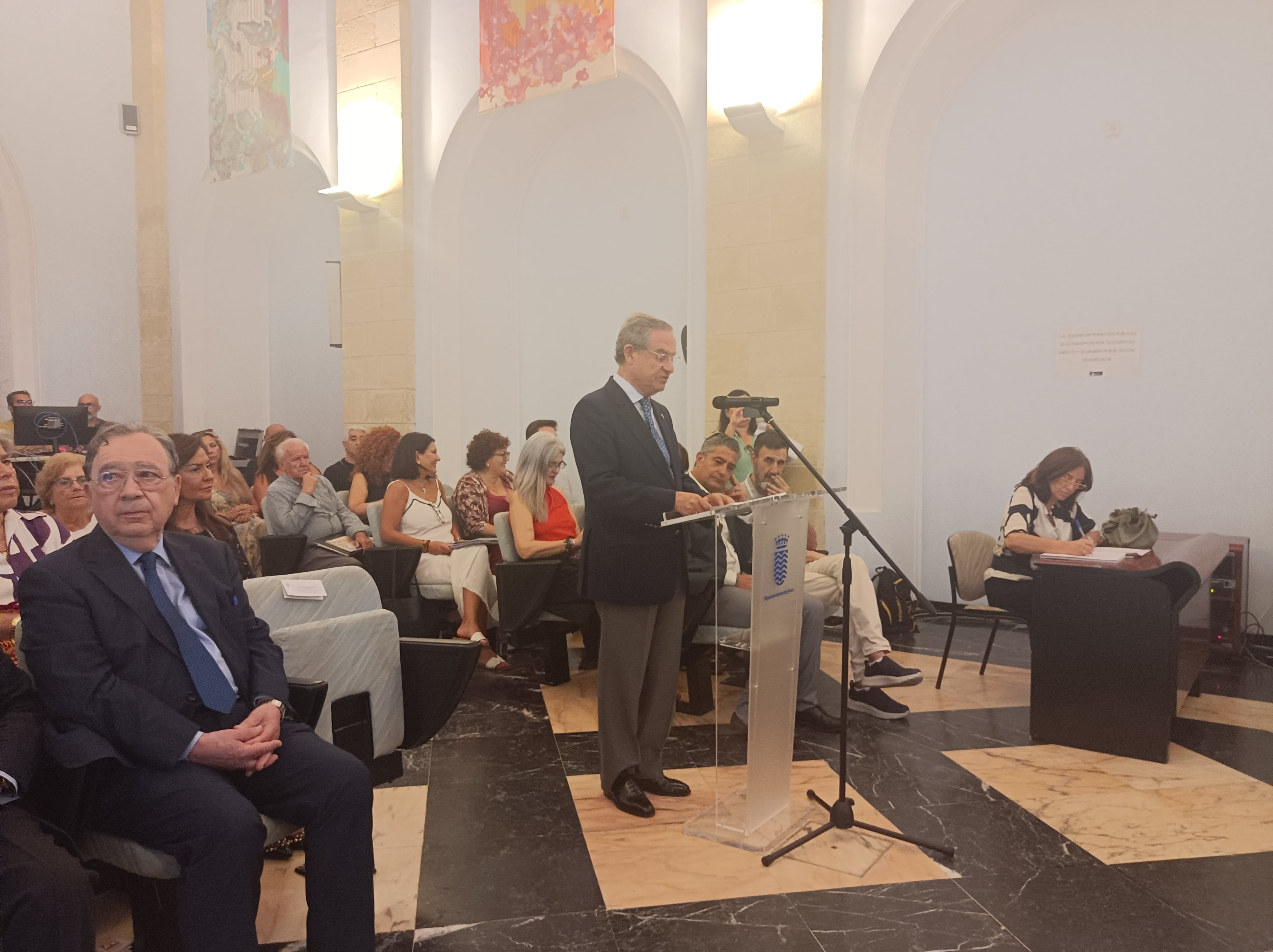 El presidente de la Academia San Dionisio, Juan Salido, compareciendo ante el Pleno tras aprobarse la concesión de la Medalla de Oro