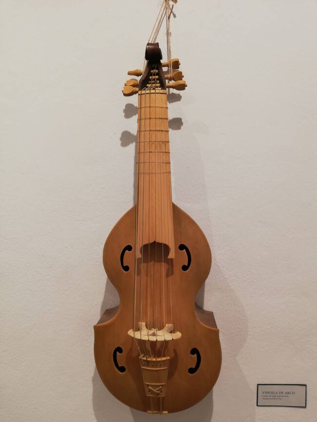 Vihuela de arco, exposición Las Edades de la Música