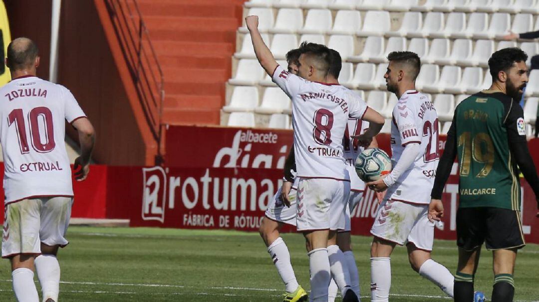 Manu Fuster y Dani Ojeda celebran un gol del Albacete