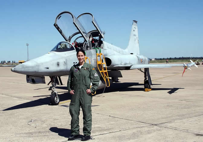 La alférez Torres es la primera mujer que obtiene la nota más alta de su promoción en el curso de pilotos de caza y ataque del Ejército del Aire.