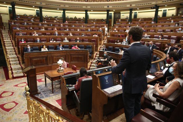 Al fondo, la bancada del Gobierno con un escaño vacío entre cada diputado.