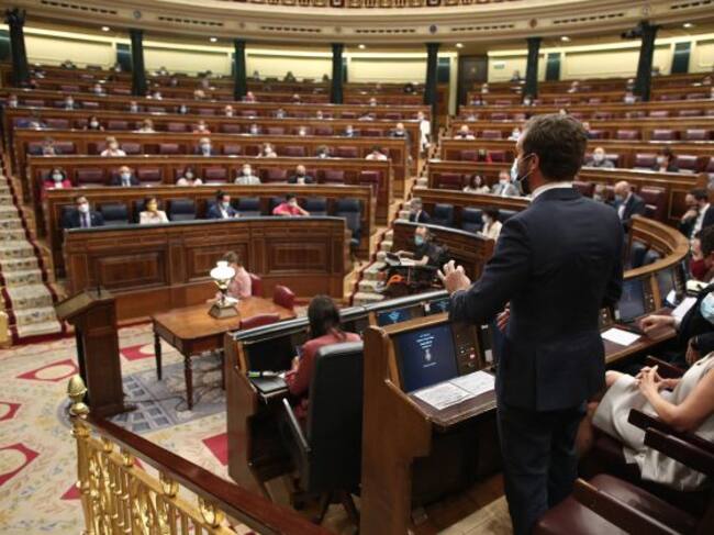 Al fondo, la bancada del Gobierno con un escaño vacío entre cada diputado.