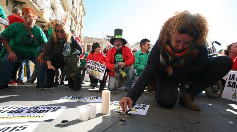 Concentración que han protagonizado en Reus (Tarragona) vecinos de la localidad en protesta por la muerte el pasado lunes día 14 de una anciana de 81 años, que falleció en un incendio causado por la vela con la que se alumbraba, después de que Gas Natural