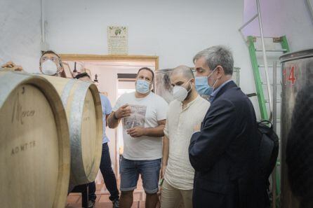 Fernando Clavijo visitando Bodegas Guiguan.