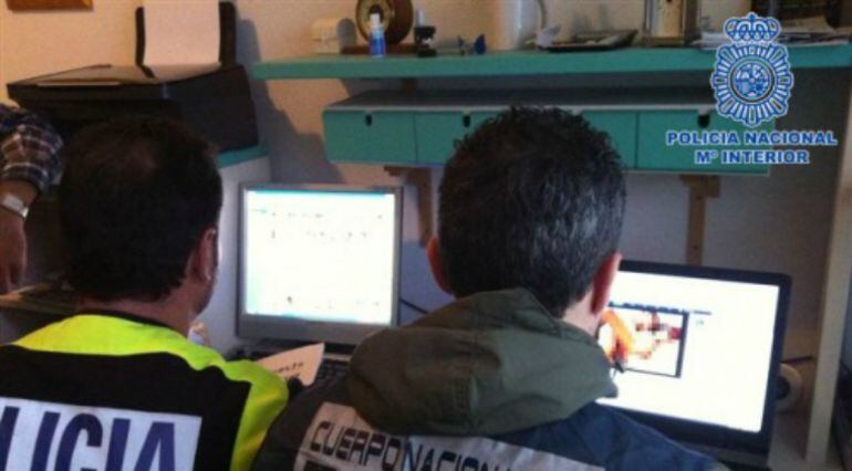 Imagen de archivo del trabajo de la policía en Internet