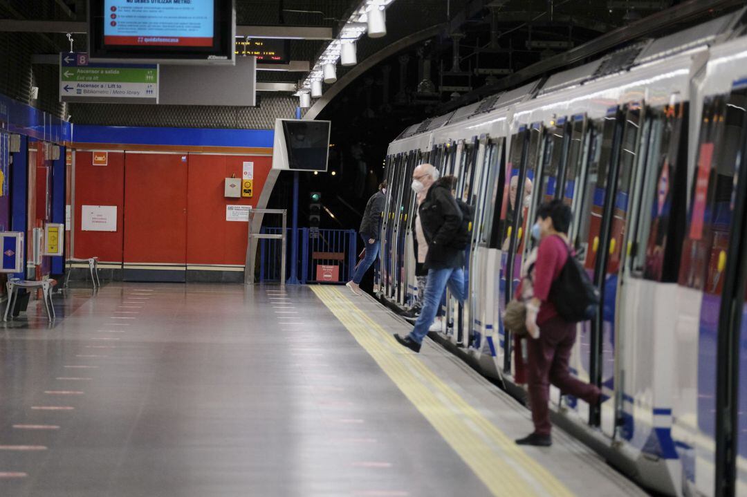 Andén con señales en el suelo en las que se recuerda mantener la distancia interpersonal en la estación de Metro de Mar de Cristal el día en el que la Comunidad de Madrid ha instalado en los trenes y estaciones de Metro de Madrid