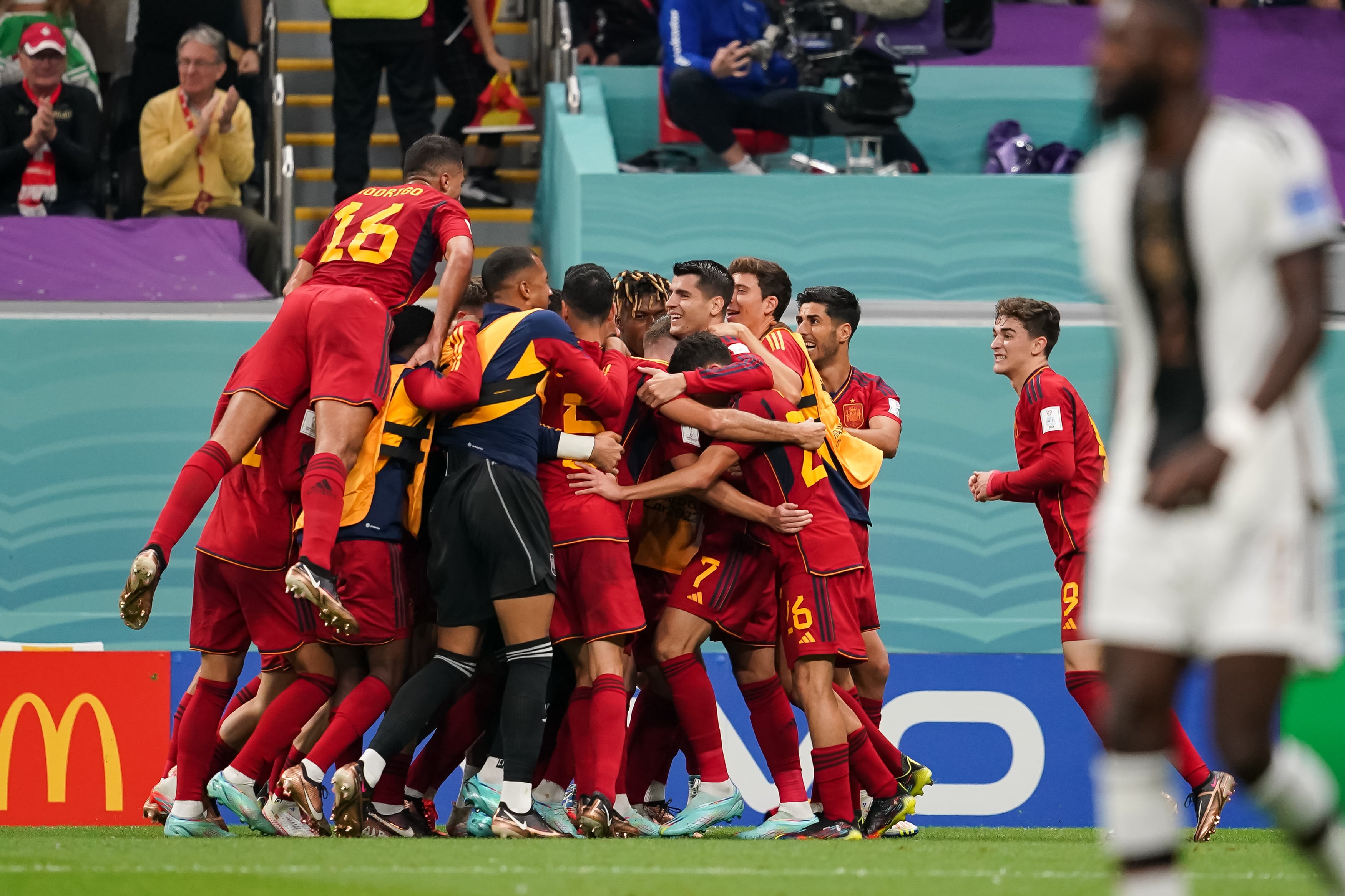 Los jugadores de España celebran el 1-0 de Morata ante Alemania