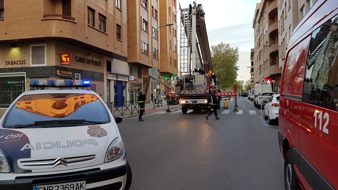 Los bomeros retiran parte de la estructura de canalización dañada por el viento