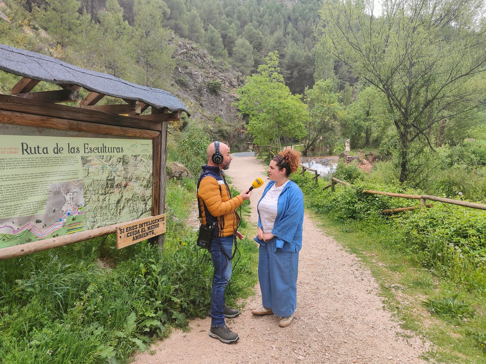 La alcaldesa de Bogarra, al inicio de la Ruta de las Esculturas