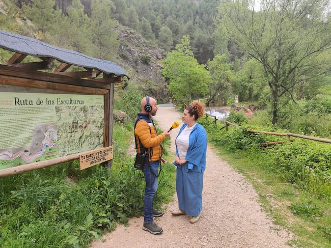La alcaldesa de Bogarra, al inicio de la Ruta de las Esculturas