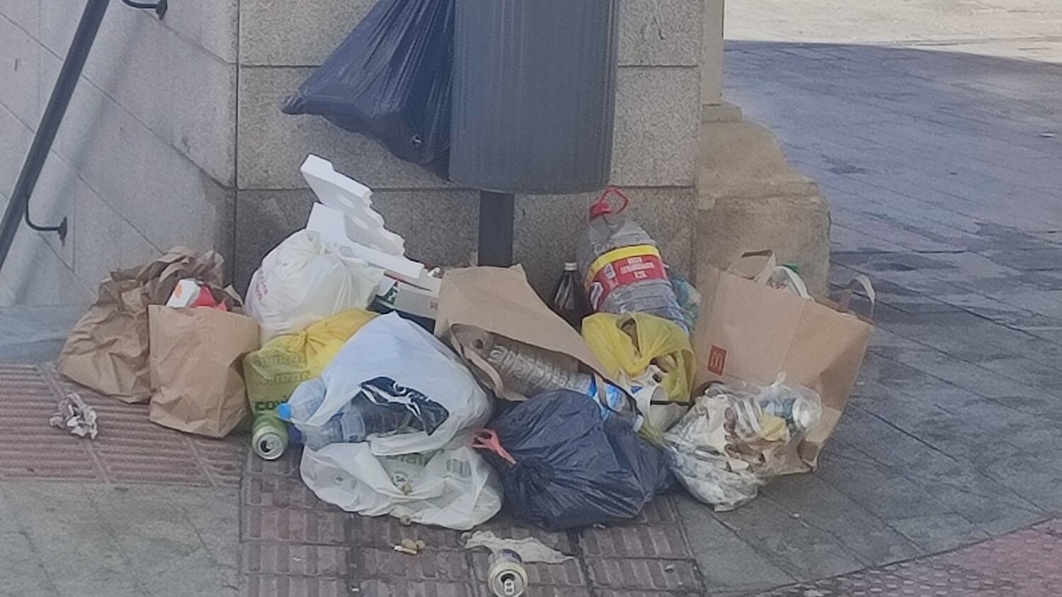 Basura acumulada en la calle Virgen del Socorro