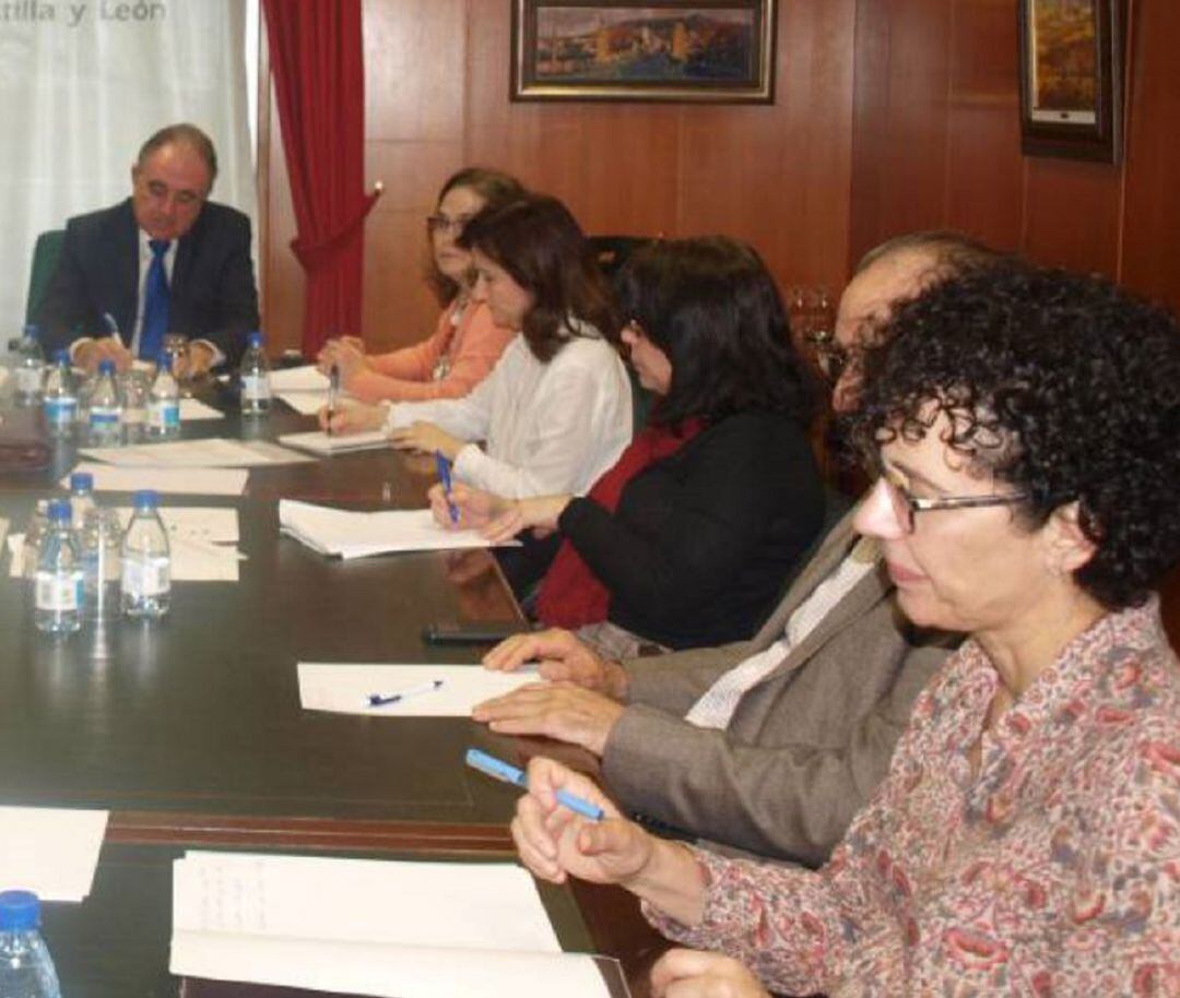 En primer término la directora médica de Atención Primaria de Palencia que cesa en su cargo