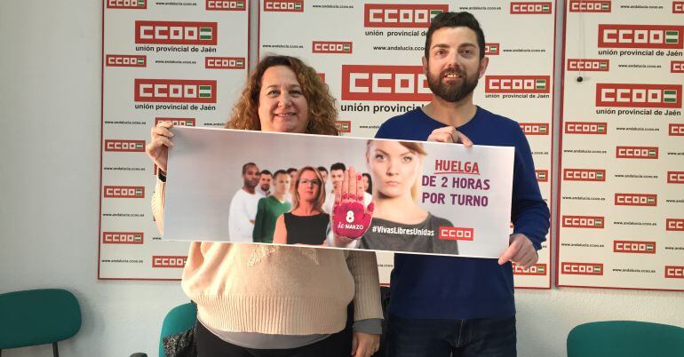 (De izquierda a derecha) Mar Torres y Francisco Cantero de CCOO piden participación para la huelga del 8 de marzo