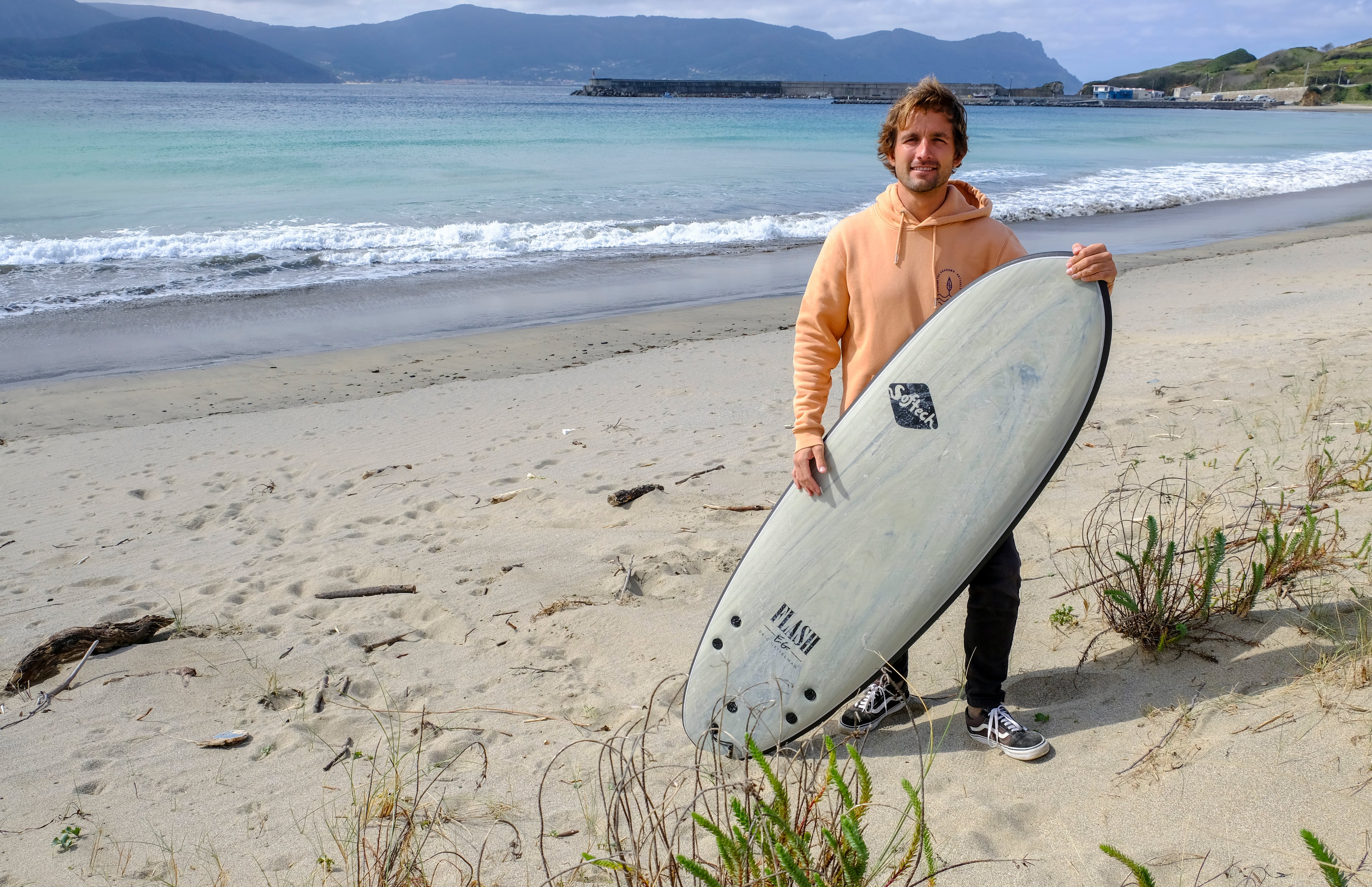 Pablo Maciñeira, director de Ortegal Surf Escola y socio de Naterra Lodge, en Espasante. La comarca de Ortegal se consolida como destino turístico alternativo en Semana Santa con una propuesta alejada de la masificación y basada en iniciativas relacionadas con la práctica del surf o el alojamiento en pleno contacto con la naturaleza. EFE/Kiko Delgado.