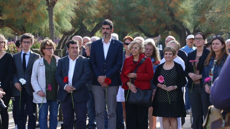 El alcalde de San Sebastián, Eneko Goia, guarda un minuto de silencio en el acto de celebración del día de la memoria, acompañdo, entre otros, por Manuela Carmena.