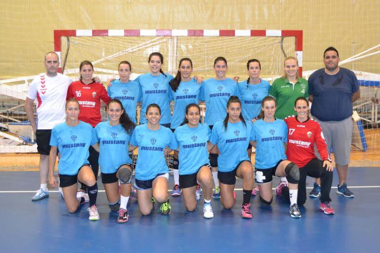 Equipo del Club Balonmano Elche Mustang que ganó la Copa Autonómica