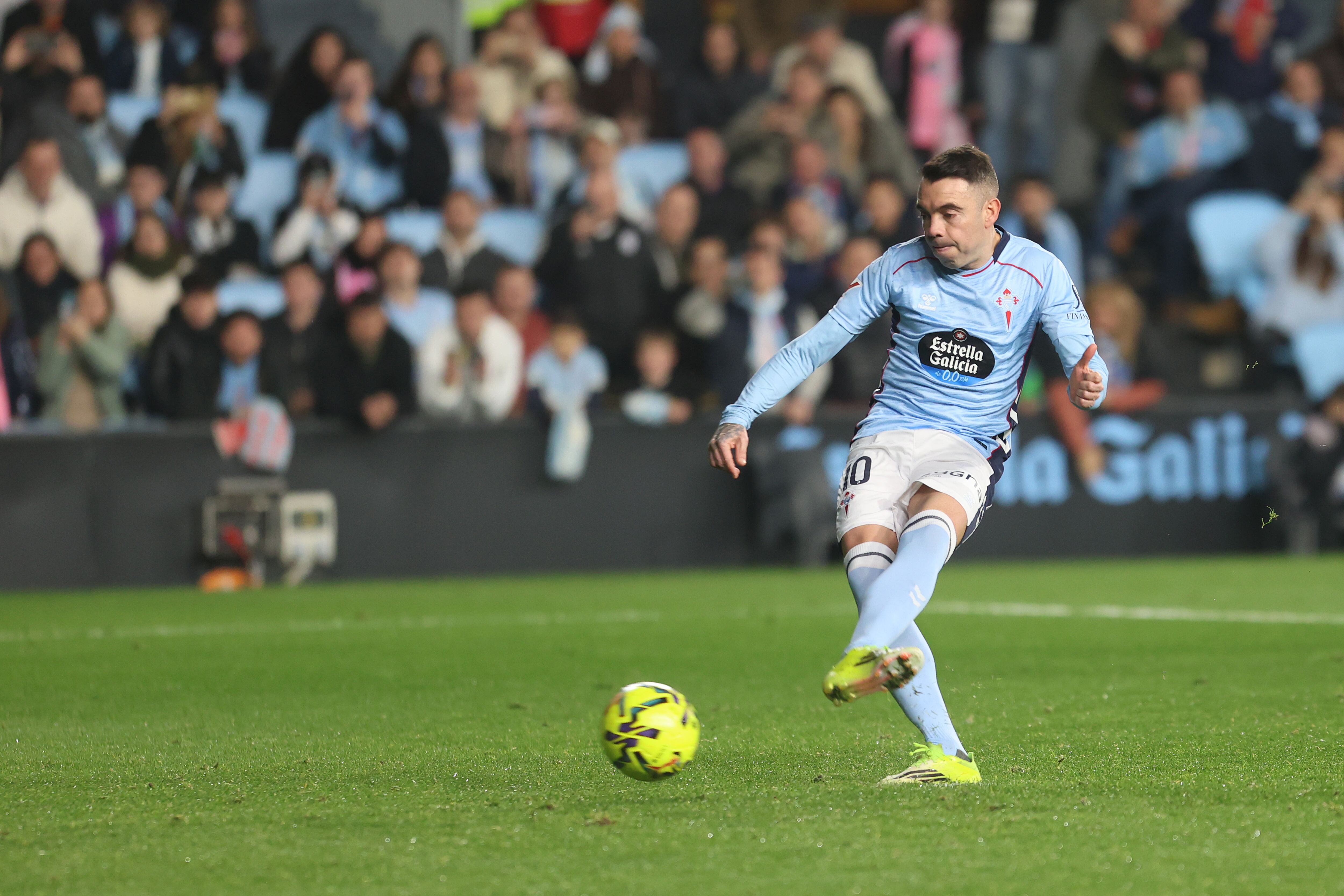 VIGO (GALICIA), 22/02/2026.- El delantero del Celta Iago Aspas marca un gol de penalti durante el partido de la jornada 25 de LaLiga EA Sports que Celta de Vigo y RCD Mallorca disputan este domingo, en el Estadio de Balaidos. EFE/ Salvador Sas