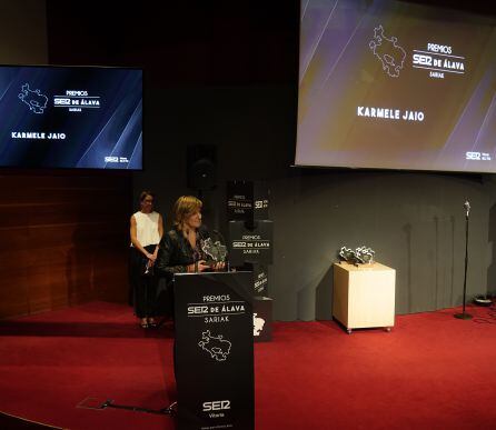 Karmele Jaio recogiendo su galardón
