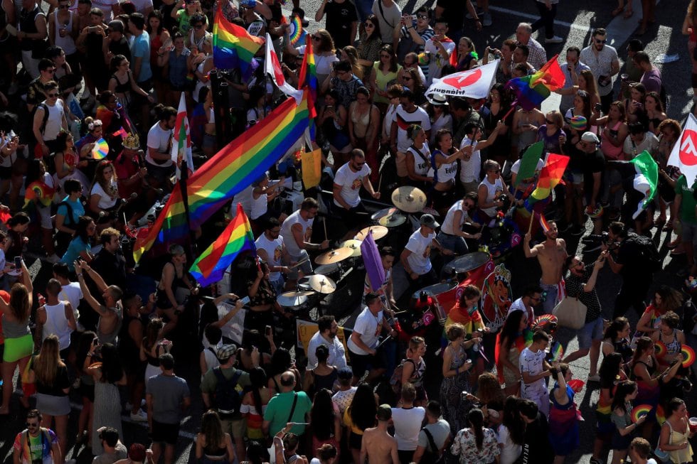 La multitud en la manifestación del Orgullo que parte desde la glorieta de Atocha hasta la plaza de Colón, en Madrid, con el lema principal &quot;Conquistando la igualdad, TRANSformando la sociedad&quot;.