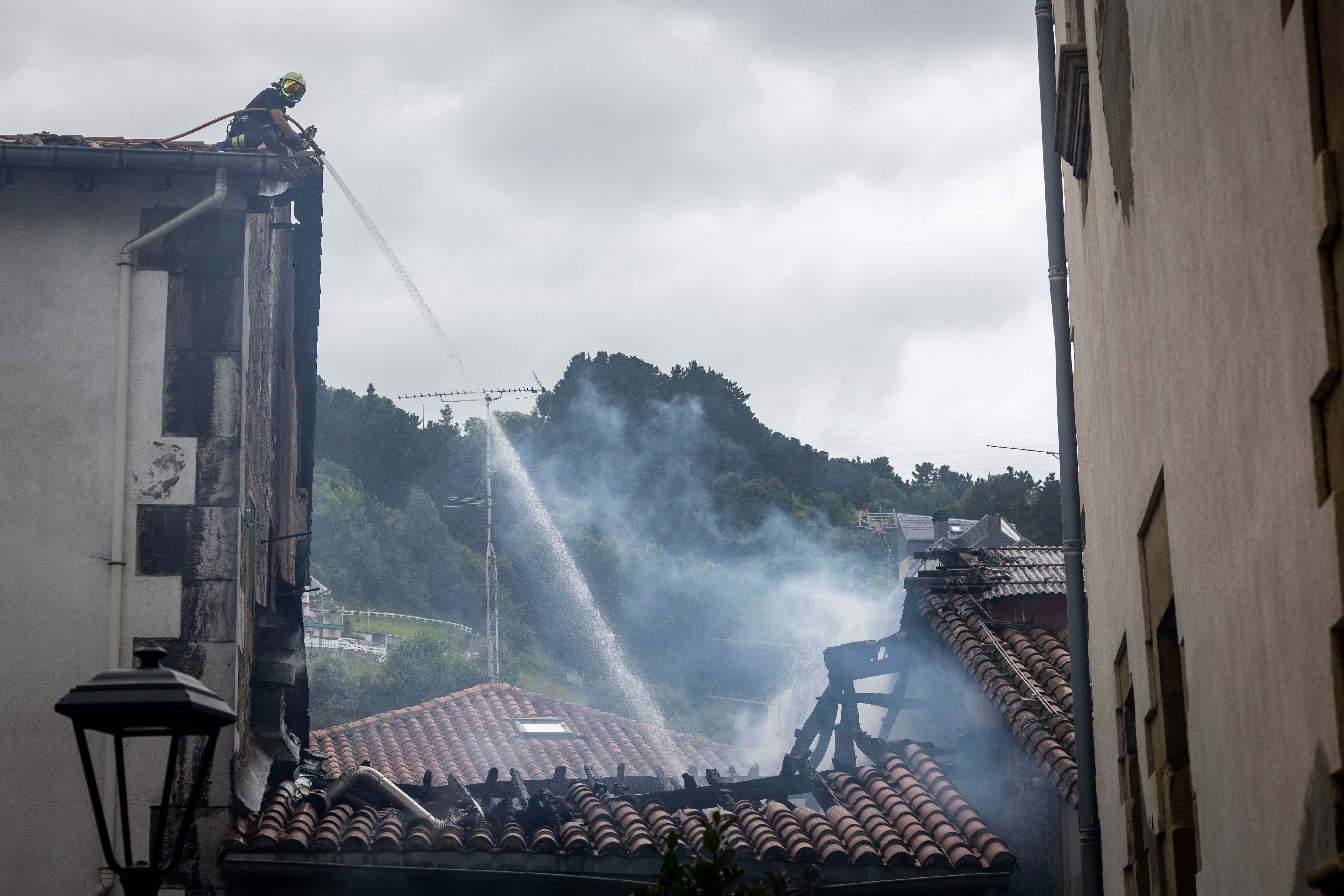 MUTRIKU (GIPUZKOA), 21/07/2024.- Tres personas han resultado heridas en un incendio registrado este domingo en un edificio de viviendas del casco antiguo de Mutriku (Gipuzkoa), que ha obligado al desalojo del mismo y de los inmuebles colindantes. EFE/Javier Etxezarreta