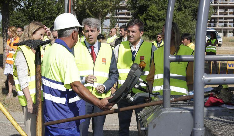 Garrido ha visitado las obras de asfaltado de Humanes de Madrid