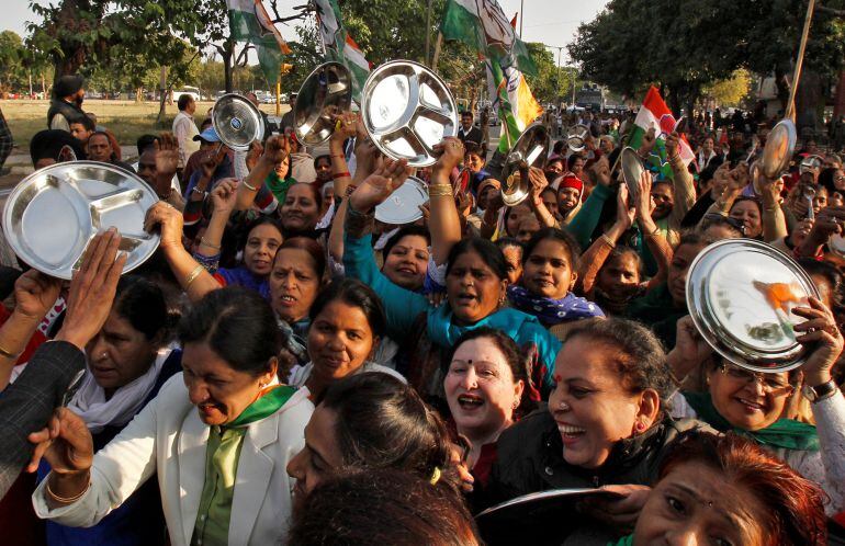 Women carrying kitchen utensils shout slogans during a protest organised by India&#039;s main opposition Congress party against demonetization in Chandigarh, India January 9, 2017. 