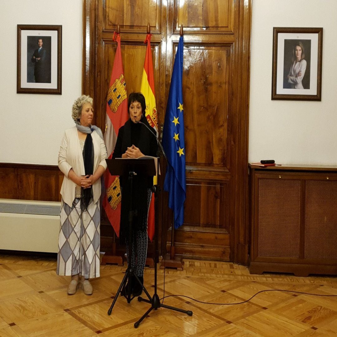 La delegada del Gobierno, Mercedes Martín (a la derecha) en la presentación de los Premios Meninas 2019