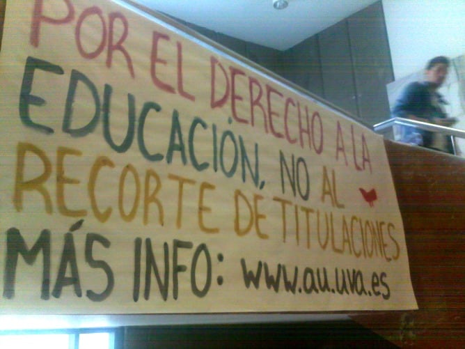 Pancarta situada en el interior de la Facultad de Filosofía y Letras