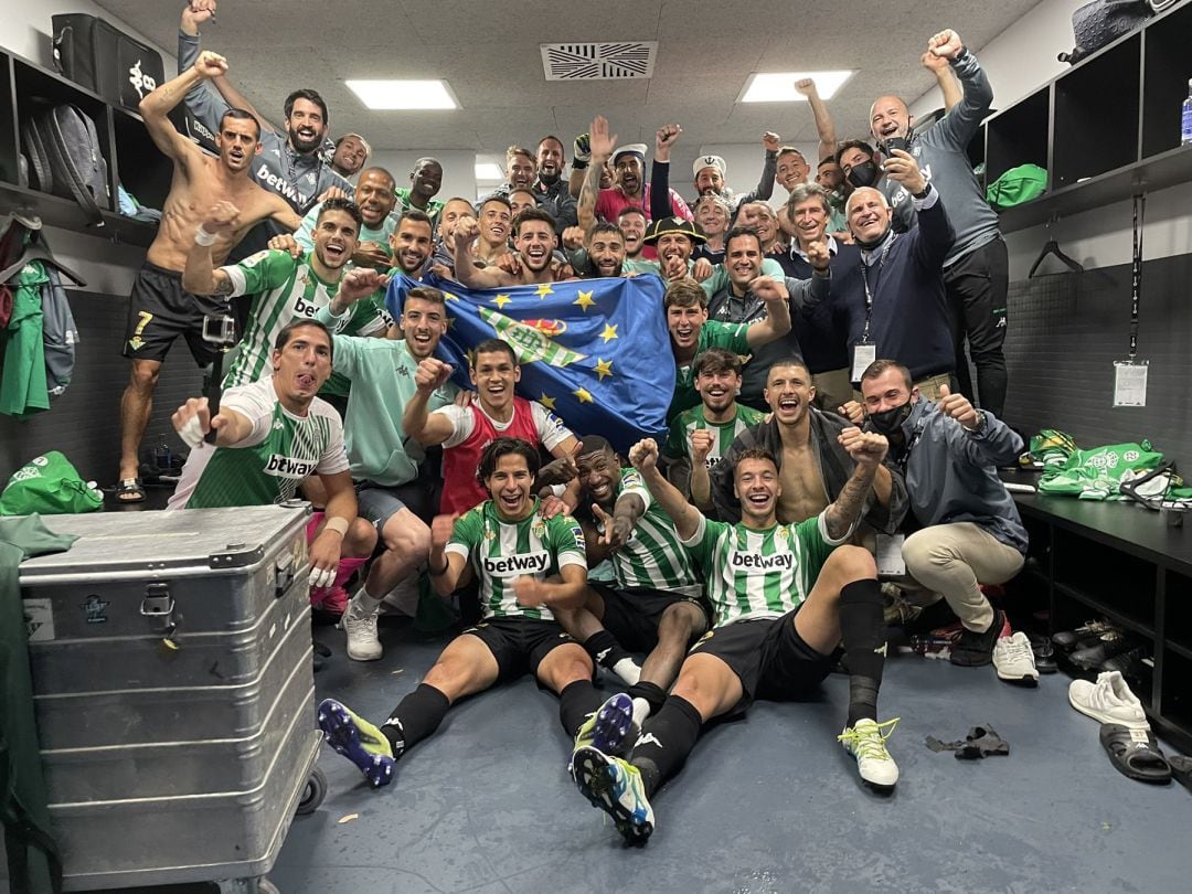 Celebración de la plantilla del Betis por la clasificación para la Europa League en el vestuario de Balaídos.