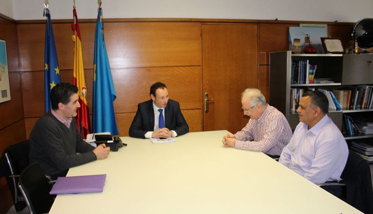 El consejero de Presidencia, Guillermo Martínez (en el centro), en la reunión mantenida con el presidente de la Comunidad Islámica del Principado de Asturias (segundo por la derecha).