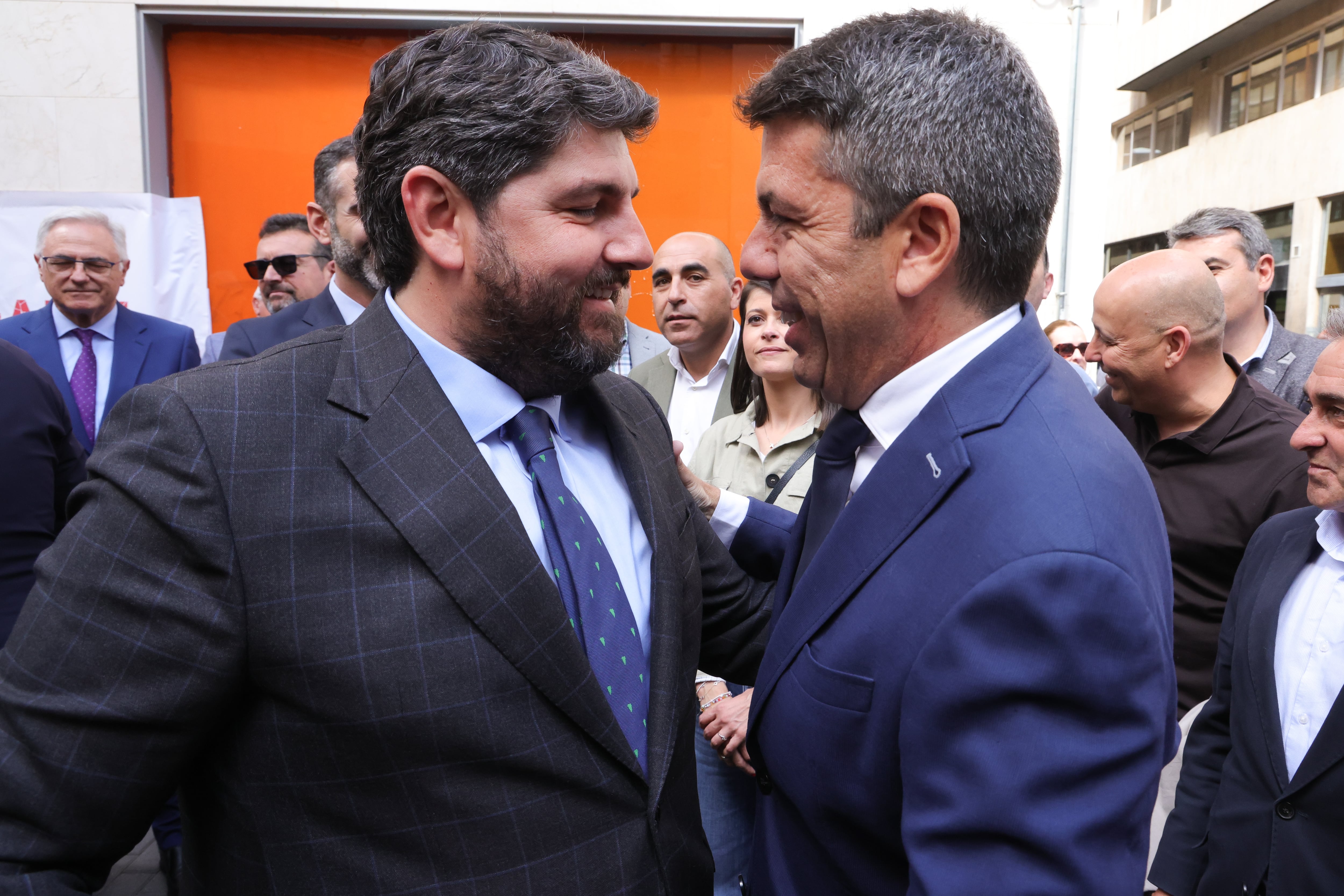 El president de la Generalitat, Carlos Mazón, junto al presidente de la Región de Murcia, Fernando López Miras