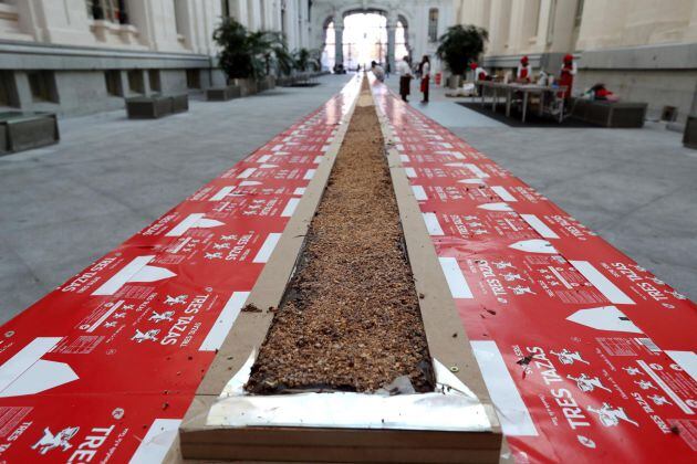 El Palacio de Cibeles ha albergado este viernes la elaboración del turrón de chocolate más largo del mundo, de 50 metros de largo, y cuyos beneficios se destinarán a fines sociales de la Fundación Esperanza y Alegría.