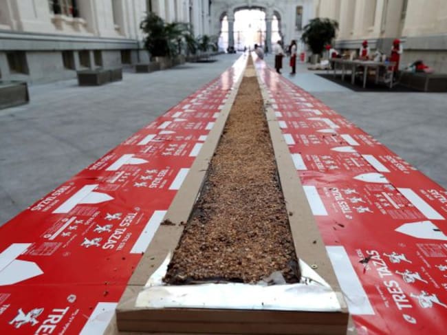 El Palacio de Cibeles ha albergado este viernes la elaboración del turrón de chocolate más largo del mundo, de 50 metros de largo, y cuyos beneficios se destinarán a fines sociales de la Fundación Esperanza y Alegría.