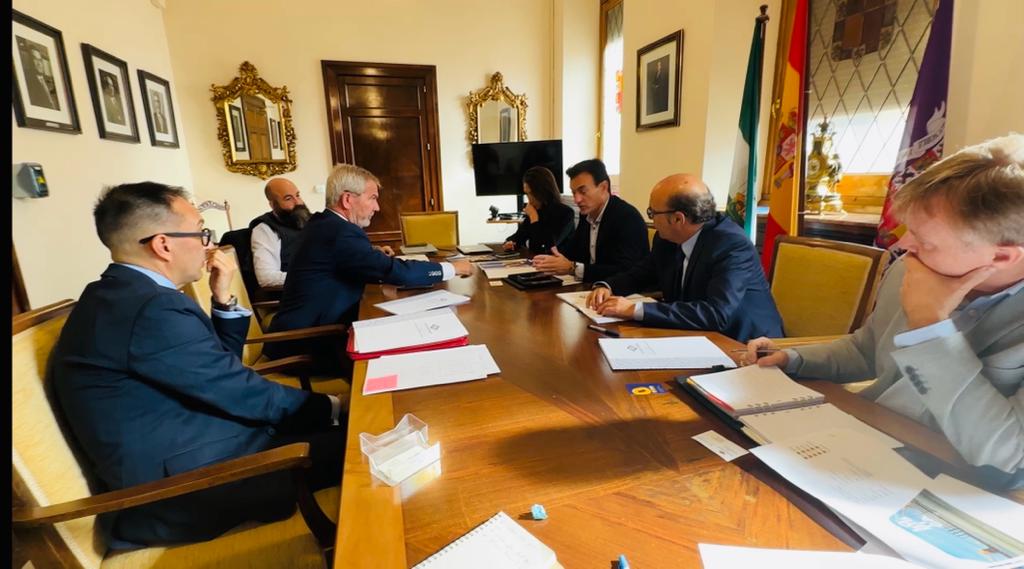 El presidente del Puerto de Motril, José García Fuentes mantiene una reunión  con el alcalde de Jaén, José Agustín González Romo