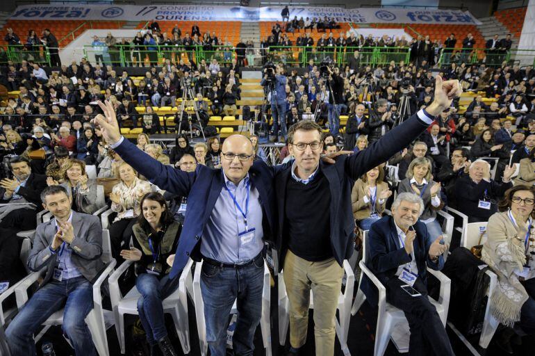 El presidente del PP en Ourense, Manuel Baltar, junto al presidente gallego, Alberto Núñer Feijóo, durante el XVII Congreso Provincial de Ourense en el que ha revalidado su cargo como presidente provincial del partido al ser el único candidato