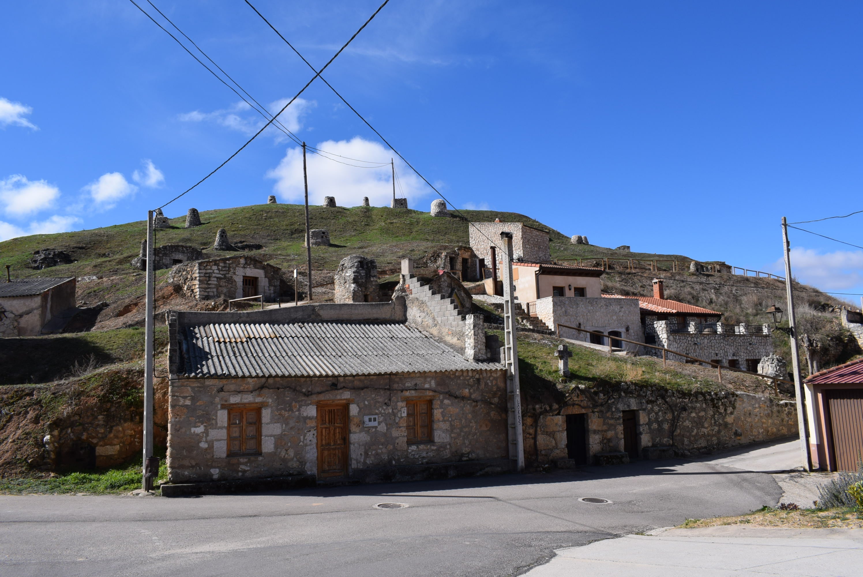 La mayor parte de las bodegas y lagares se sitúan en el cerro