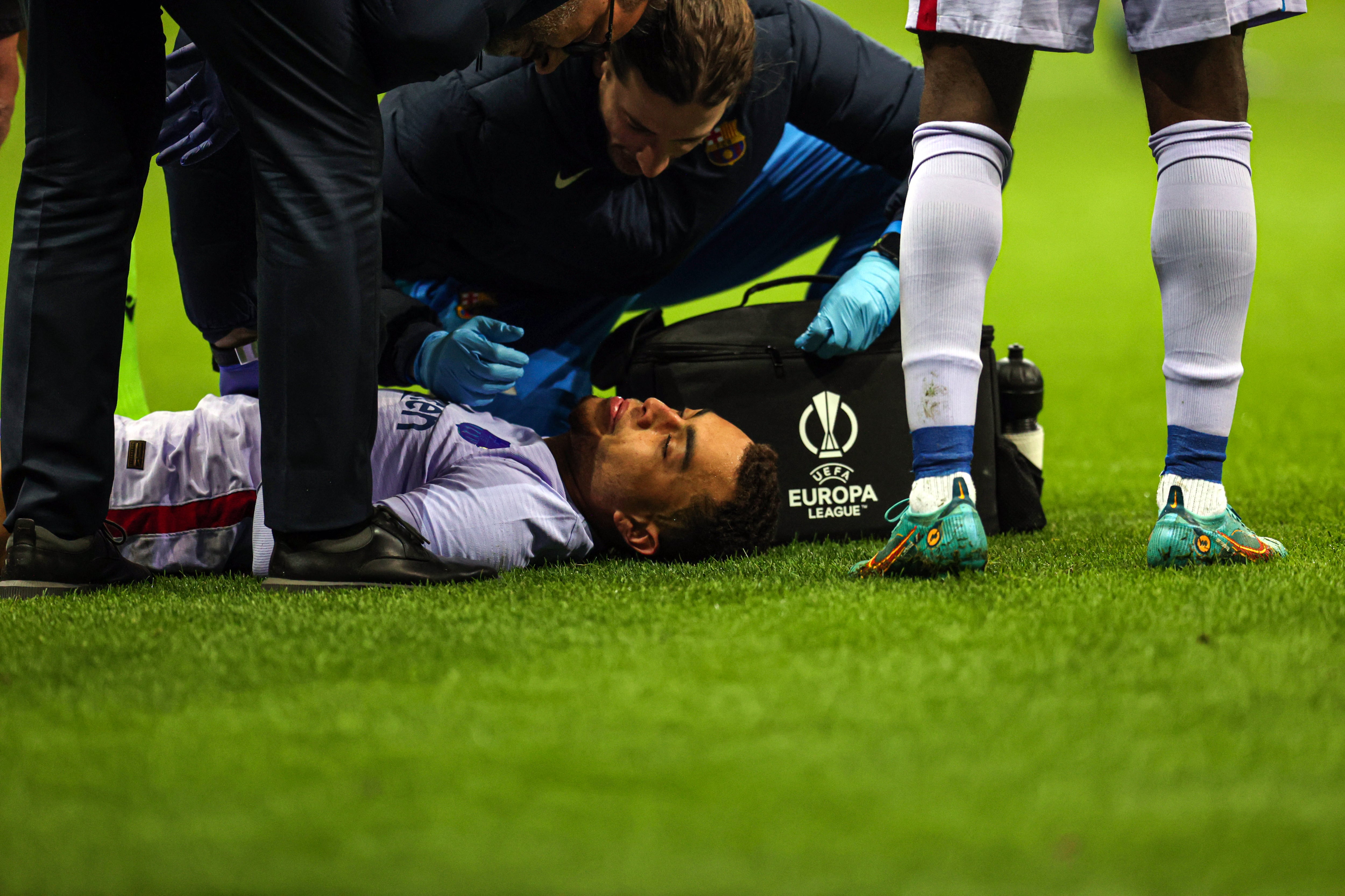 Sergiño Dest es atendido durante el partido contra el Galatasaray