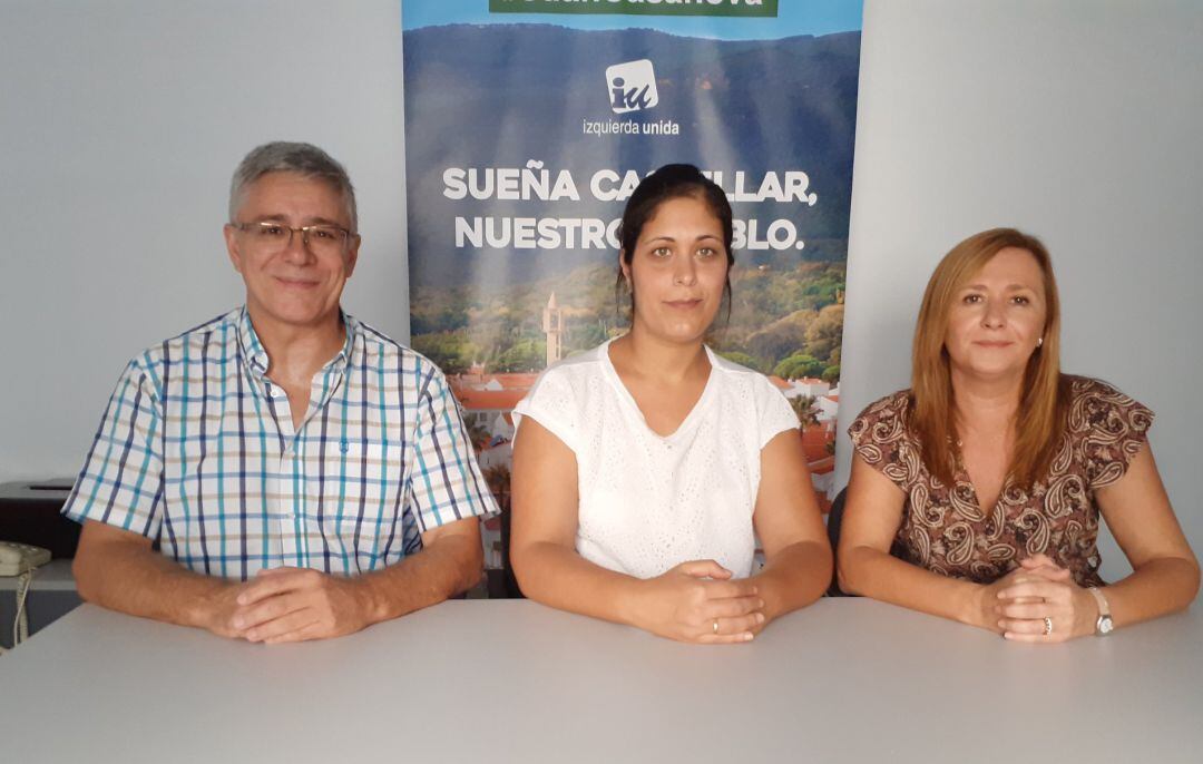 La nueva portavoz de IU, Paloma Delgado (centro), junto a Juan Casanova y Nieves Sánchez.