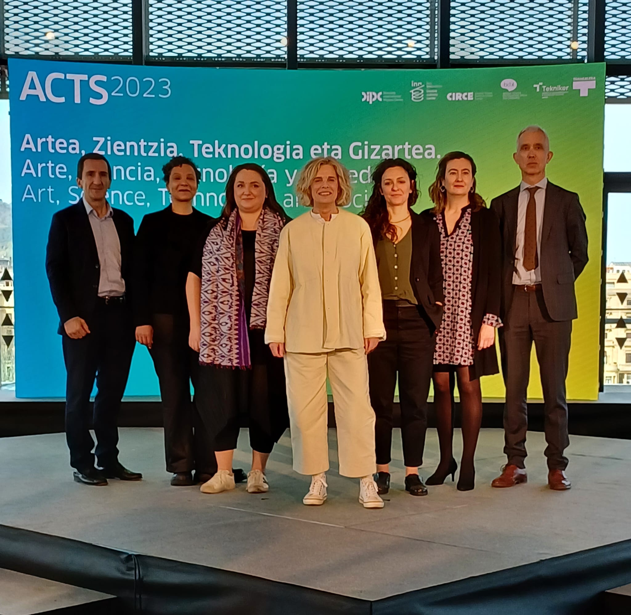 Edurne Ormazabal junto con los representantes de las diferentes instituciones que participan en el proyecto