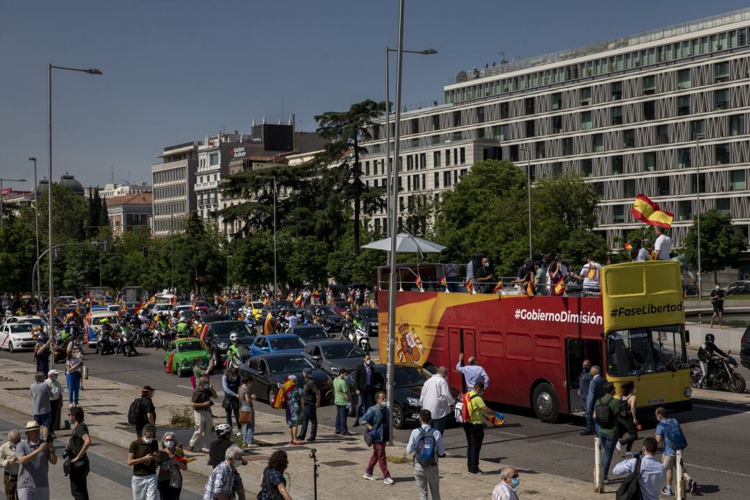 Un autobús con dirigentes de Vox encabeza la marcha contra el Gobierno en Madrid