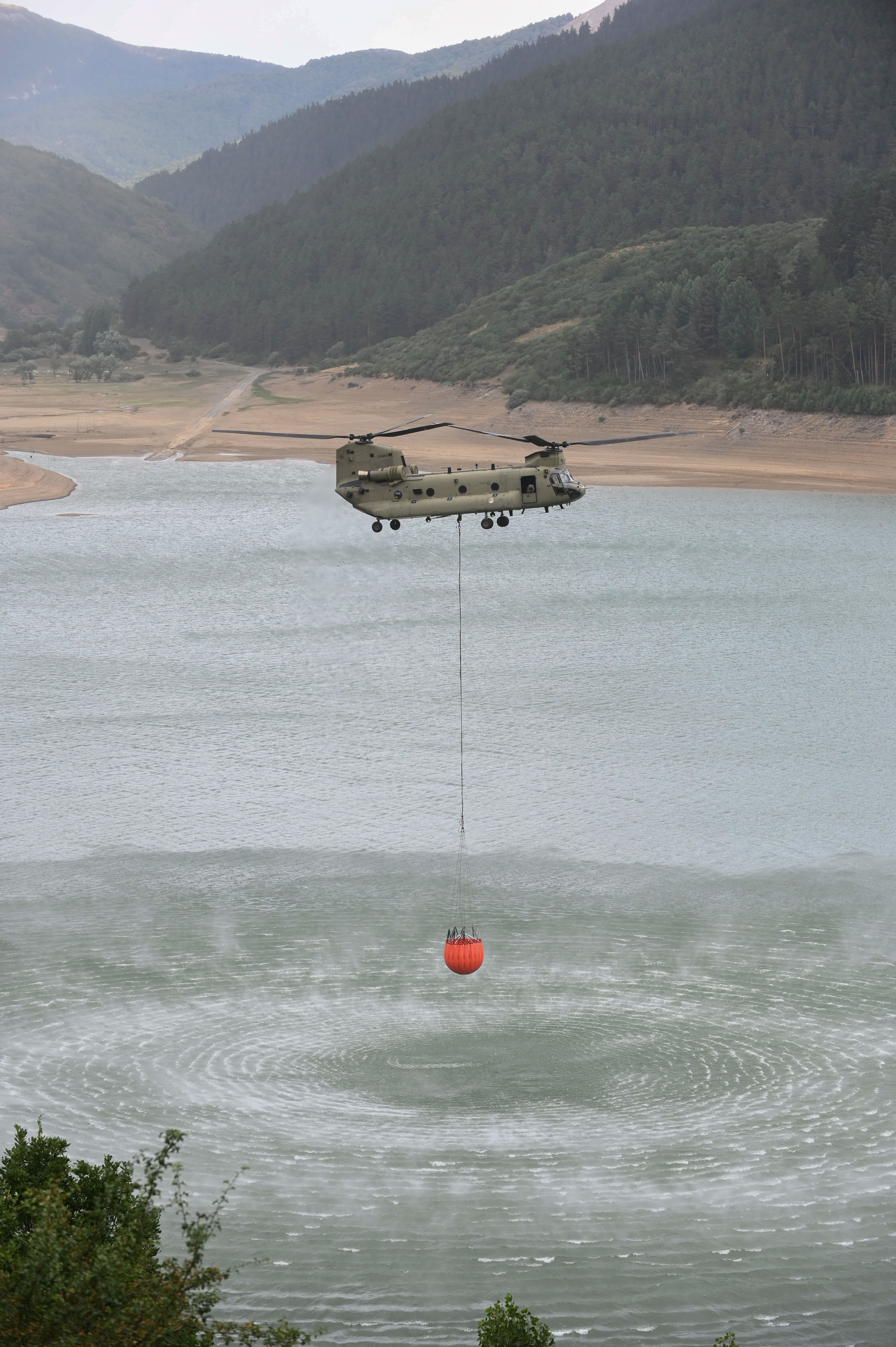 BARNIEDO (LEÓN), 20/08/2025.- Medios luchan contra las llamas del incendio de Barniedo (León). El incendio de Barniedo de la Reina, en el municipio leonés de Boca de Huérgano, y que entró en la vertiente leonesa del Parque Nacional de Picos de Europa, sigue bastante activo y con mucho perímetro por controlar, y el viento sigue siendo el principal problema para las tareas de extinción. EFE/ J. Casares