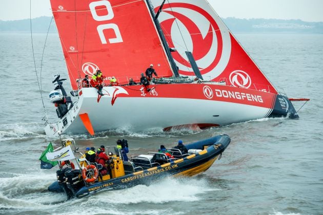 El barco del Team Dong Feng arribando al puerto de Cardiff